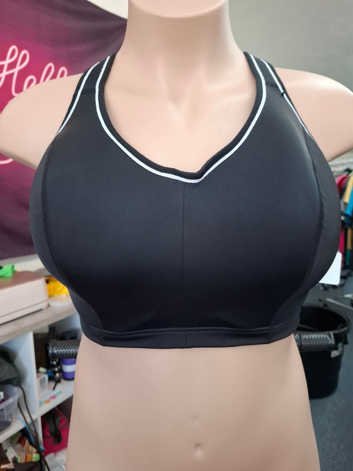 40H Livi Active lined underwire black sports bra