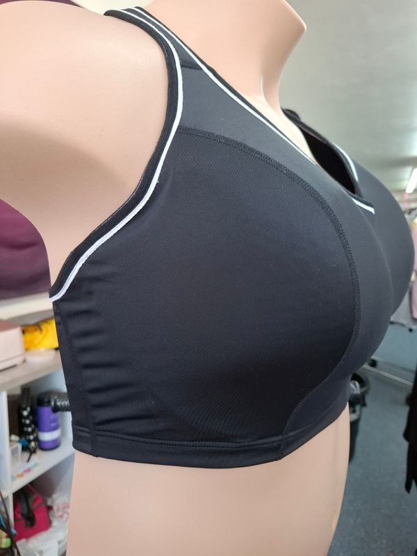 40H Livi Active lined underwire black sports bra