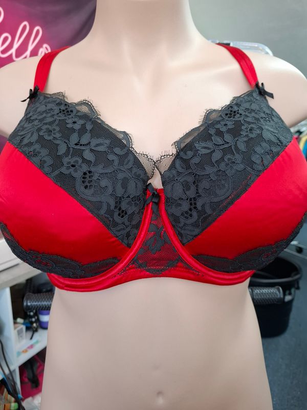 40H Cacique red and black lace balconette bra