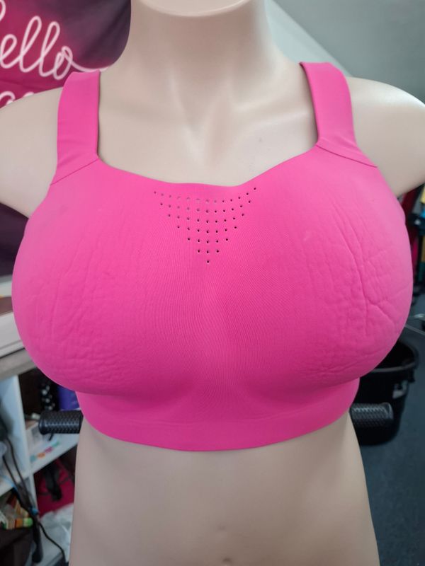 40DDD Victoria's Secret pink featherweight wireless sports bra