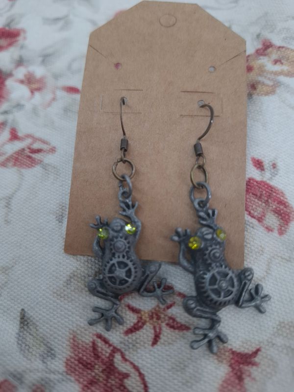 "Croakwork" Steampunk frogs with green eyes earrings