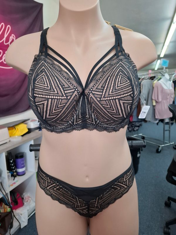 42DD 0x 2 piece set NWT AdoreMe lace bra and panties
