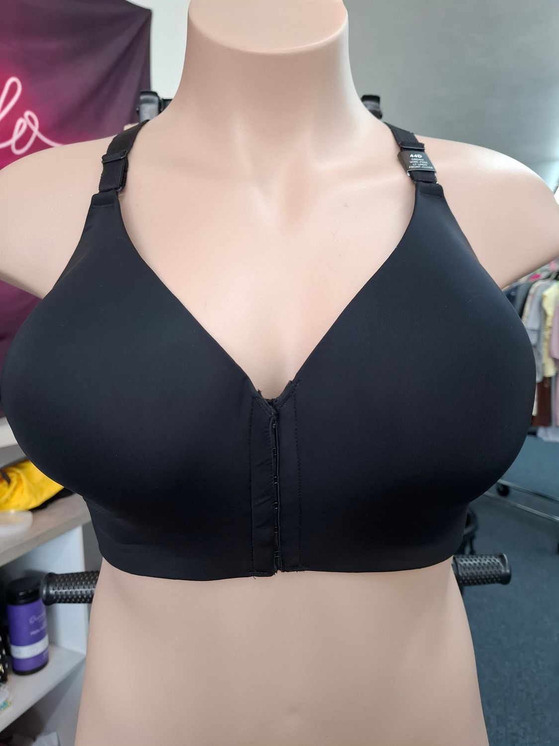 44D Torrid NWT lined front close wireless black bra