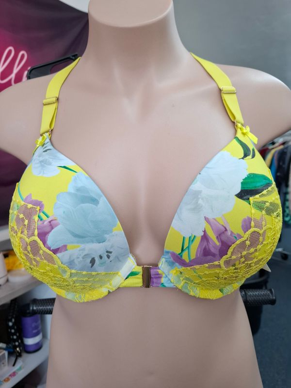 44C Cacique boost plunge lace trim bra front close
