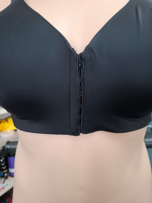 44C Torrid NWT wire free lightly lined black front close bra