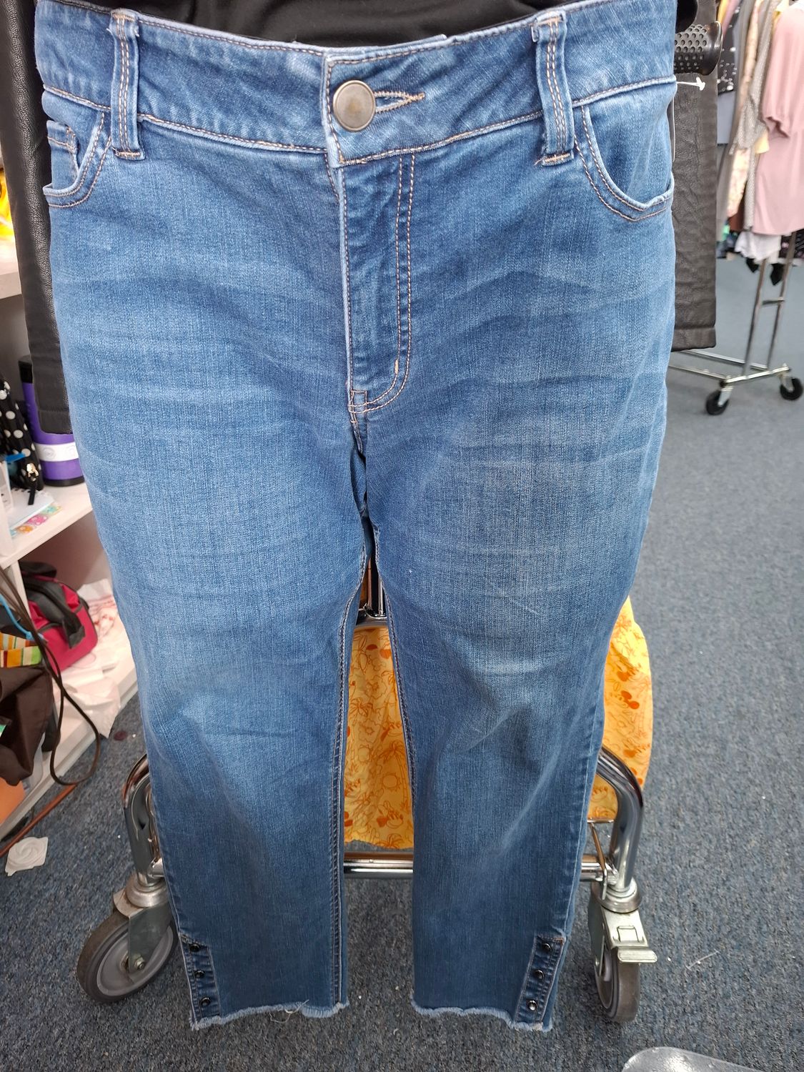 16 Croft &amp; Barrow tapered leg ankle jeans with buttons
