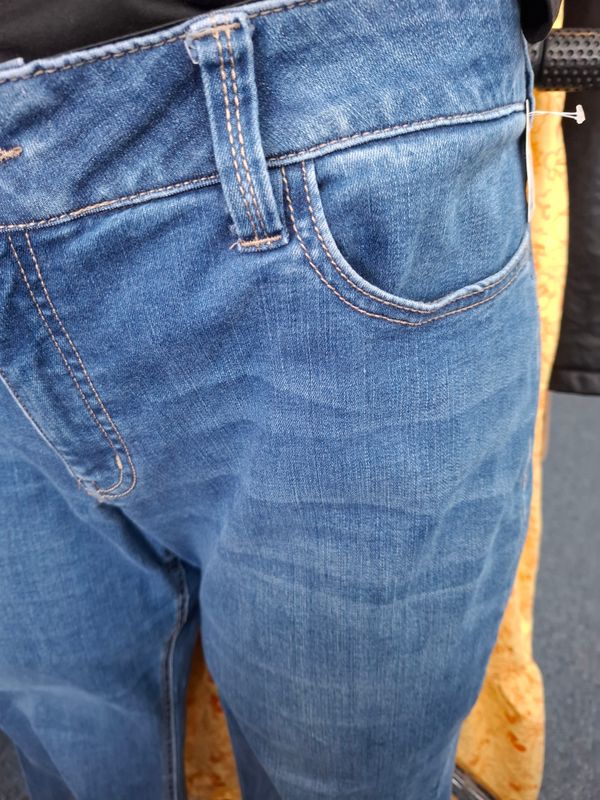 16 Croft &amp; Barrow tapered leg ankle jeans with buttons