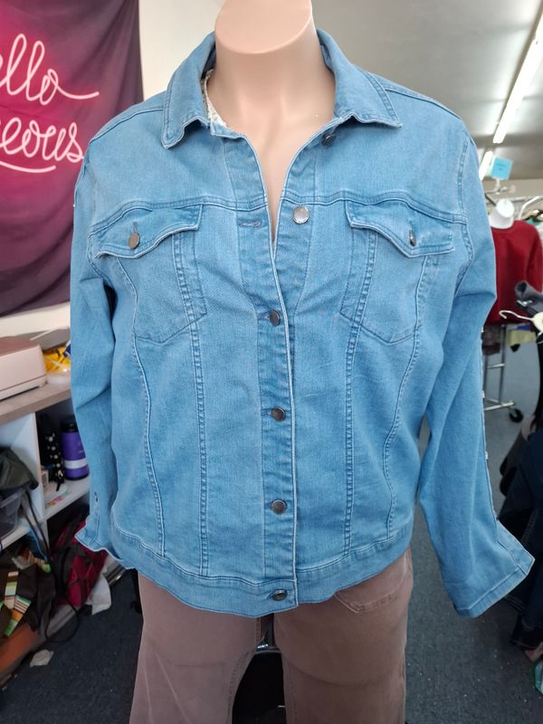 1x Rachel Roy denim jean jacket with buttons on sleeve