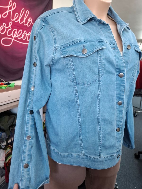 1x Rachel Roy denim jean jacket with buttons on sleeve