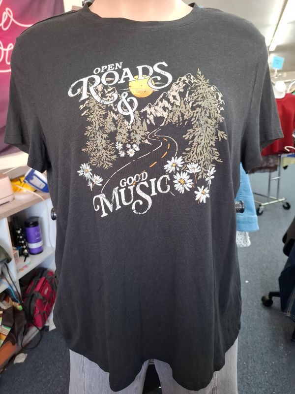 0x Maurices black "Open roads good music" graphic tee XL