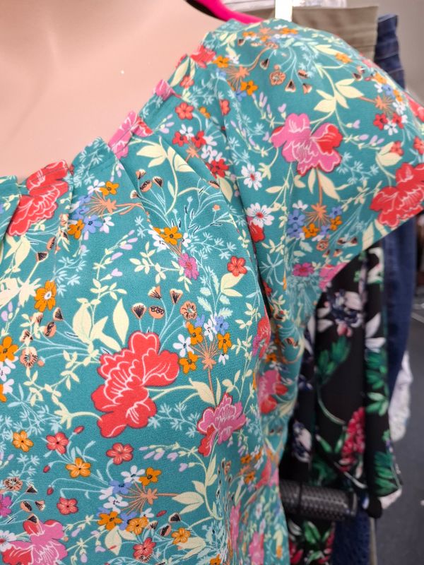 XXL Lauren Conrad green floral print cap sleeve top
