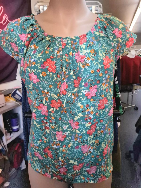 XXL Lauren Conrad green floral print cap sleeve top