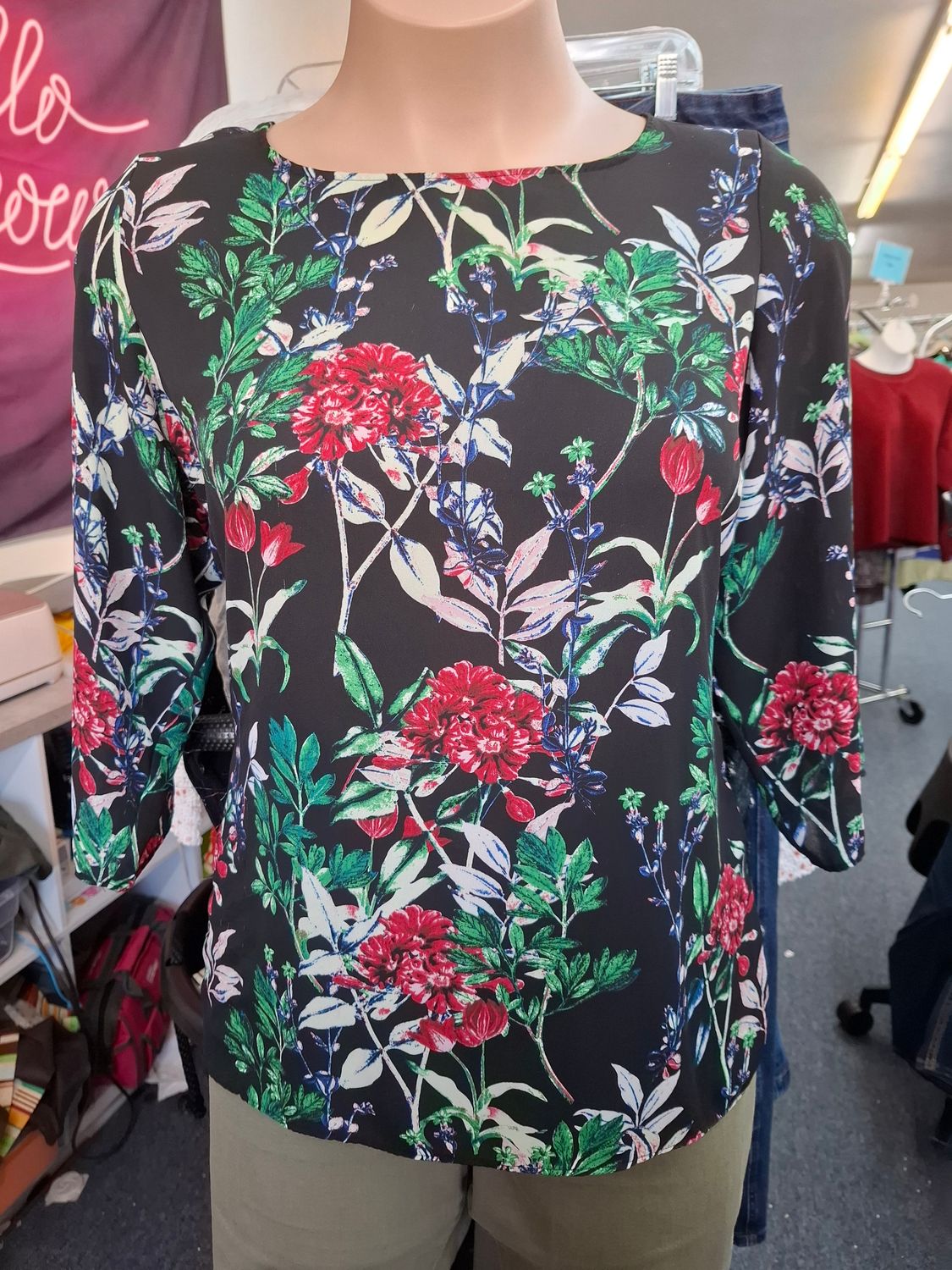 1x Rose &amp; Olive black floral print top