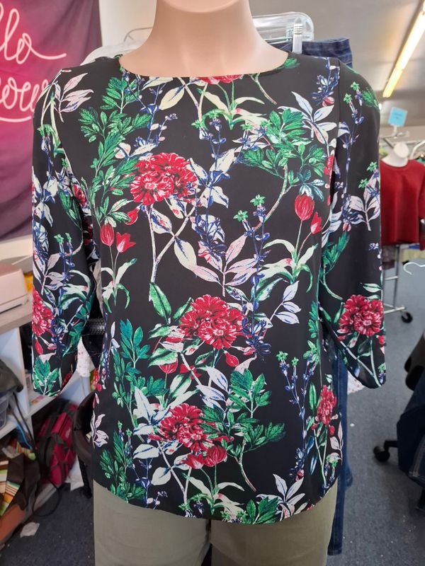 1x Rose &amp; Olive black floral print top