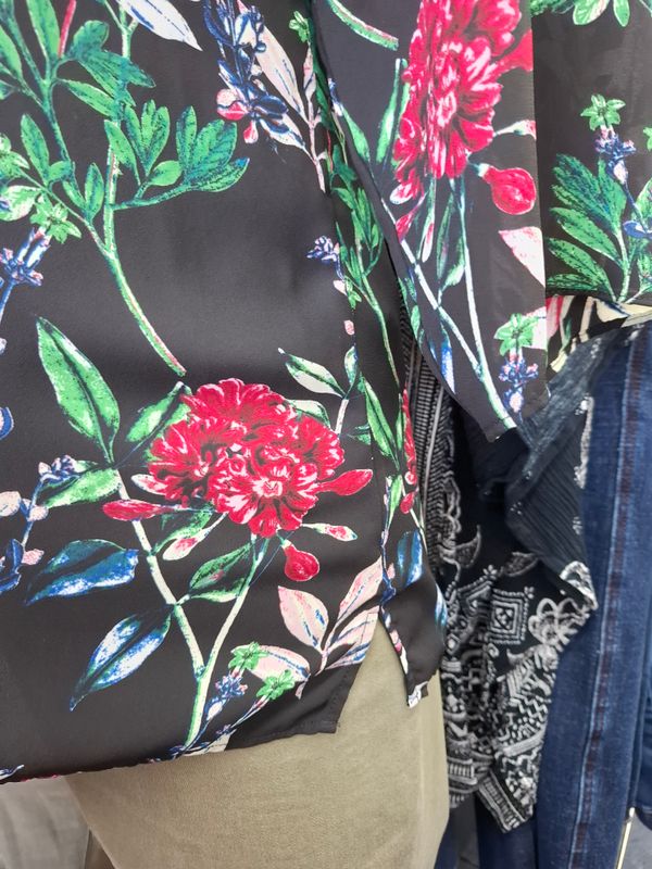 1x Rose &amp; Olive black floral print top