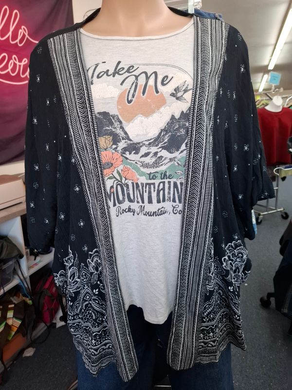 2x/3x Maurices black and white floral kimono