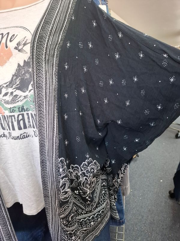 2x/3x Maurices black and white floral kimono