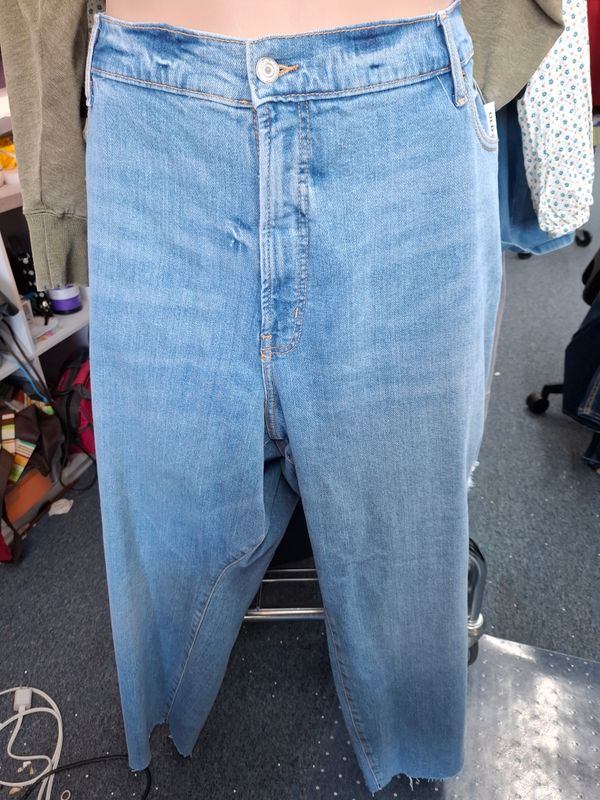 28 Old Navy NWT curvy OG Straight distressed jeans