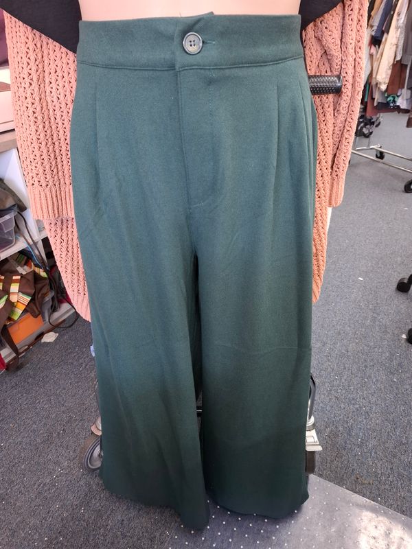 22 short Torrid NWT green wide leg trouser pants