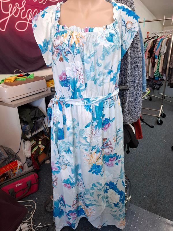 24 3x City Chic NWT blue floral maxi dress with belt