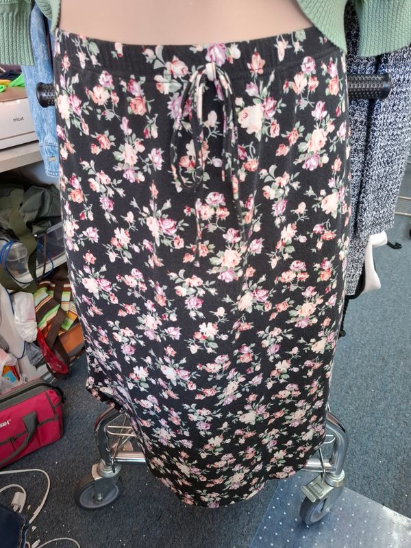 2x/3x Shein black floral knit midi skirt
