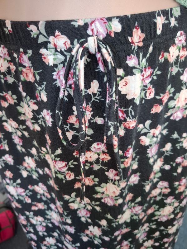 2x/3x Shein black floral knit midi skirt