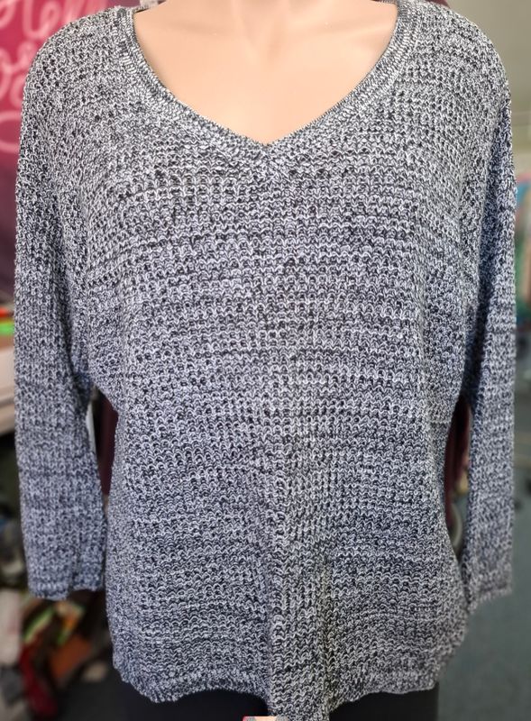 2x Torrid mid weight tunic sweater black and white