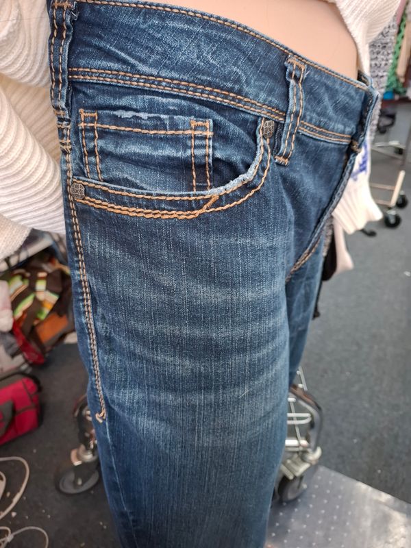 18 Silver Jeans Suki mid straight style short inseam