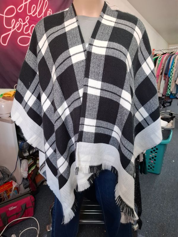 One Size Duluth Trading Co black and white plaid poncho