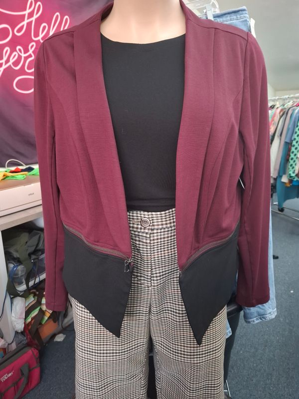 2x Maroon and black zip off blazer jacket can be cropped