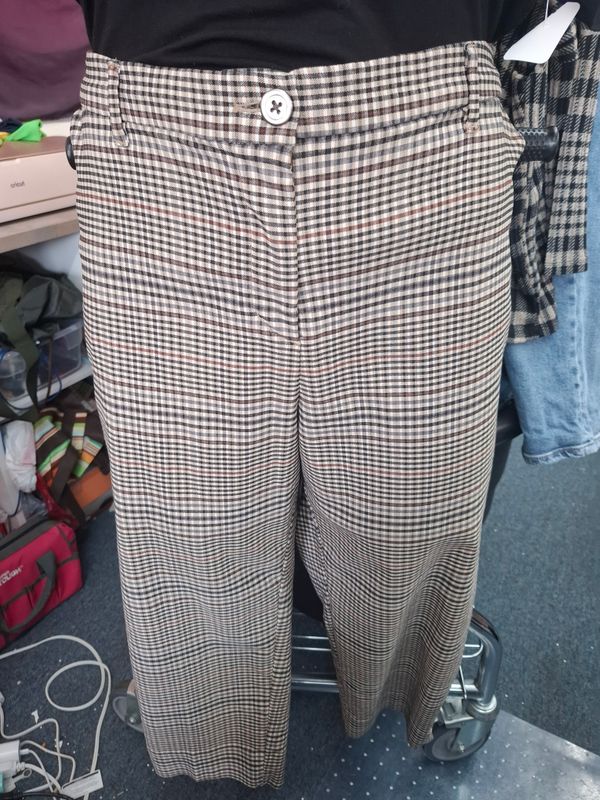 24W Maurices plaid crop dress pants brown