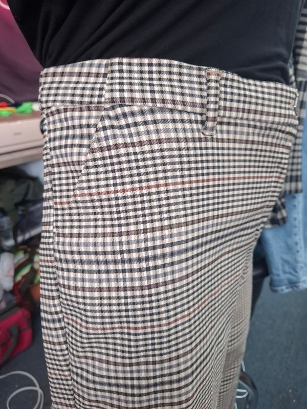 24W Maurices plaid crop dress pants brown