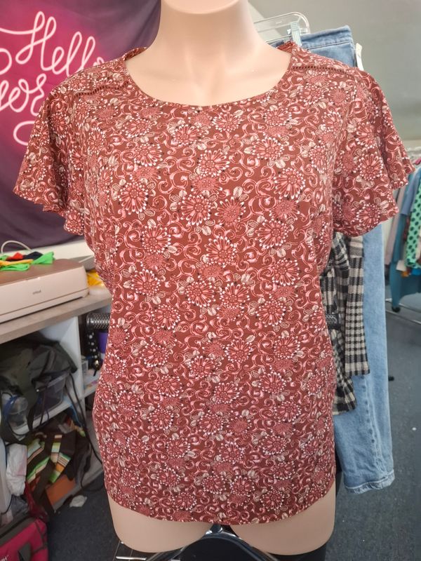 22 3x Lane Bryant floral mauve top ruffle sleeves