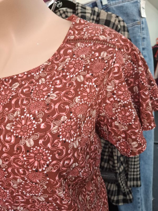 22 3x Lane Bryant floral mauve top ruffle sleeves