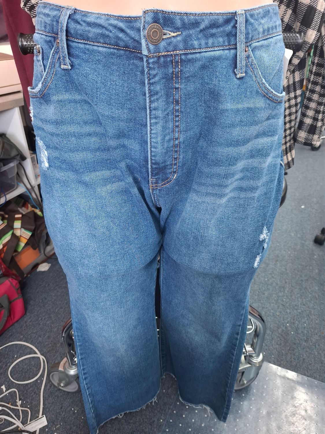20W Terra &amp; Sky distressed bootcut jeans short