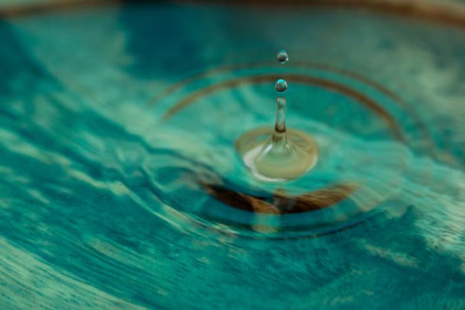 Image d'une goute d'eau verte et bleu 