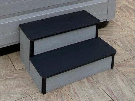 escalier spa  gris et noir sur carrelage brun 