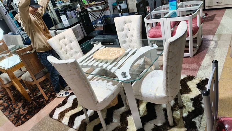 Comedor en cedro capitoneado