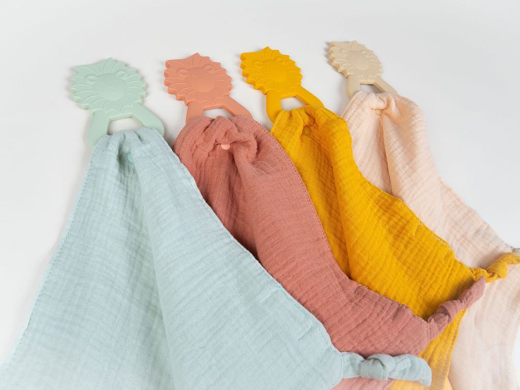 Ari Lion Comforter - Muslin Comforter with Silicone Teether