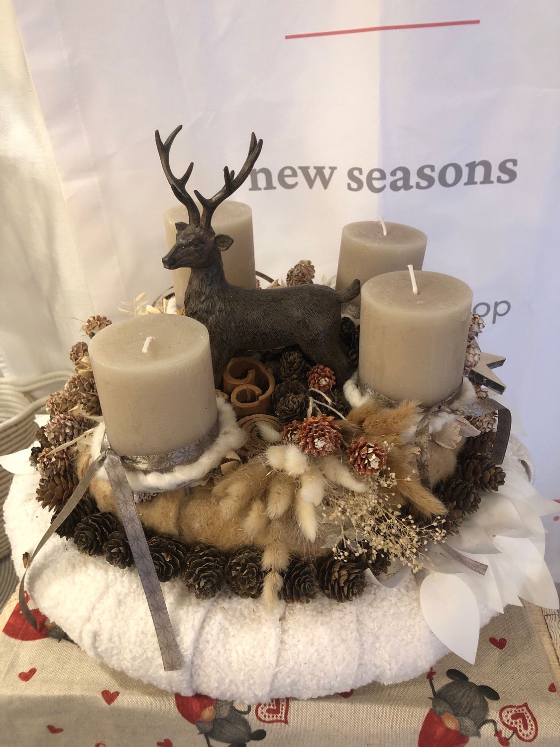 Exclusives Dreistöckiger Adventkranz , Plüsch, und Filz , Durchmesser 40 cm , Höhe ca 33 cm