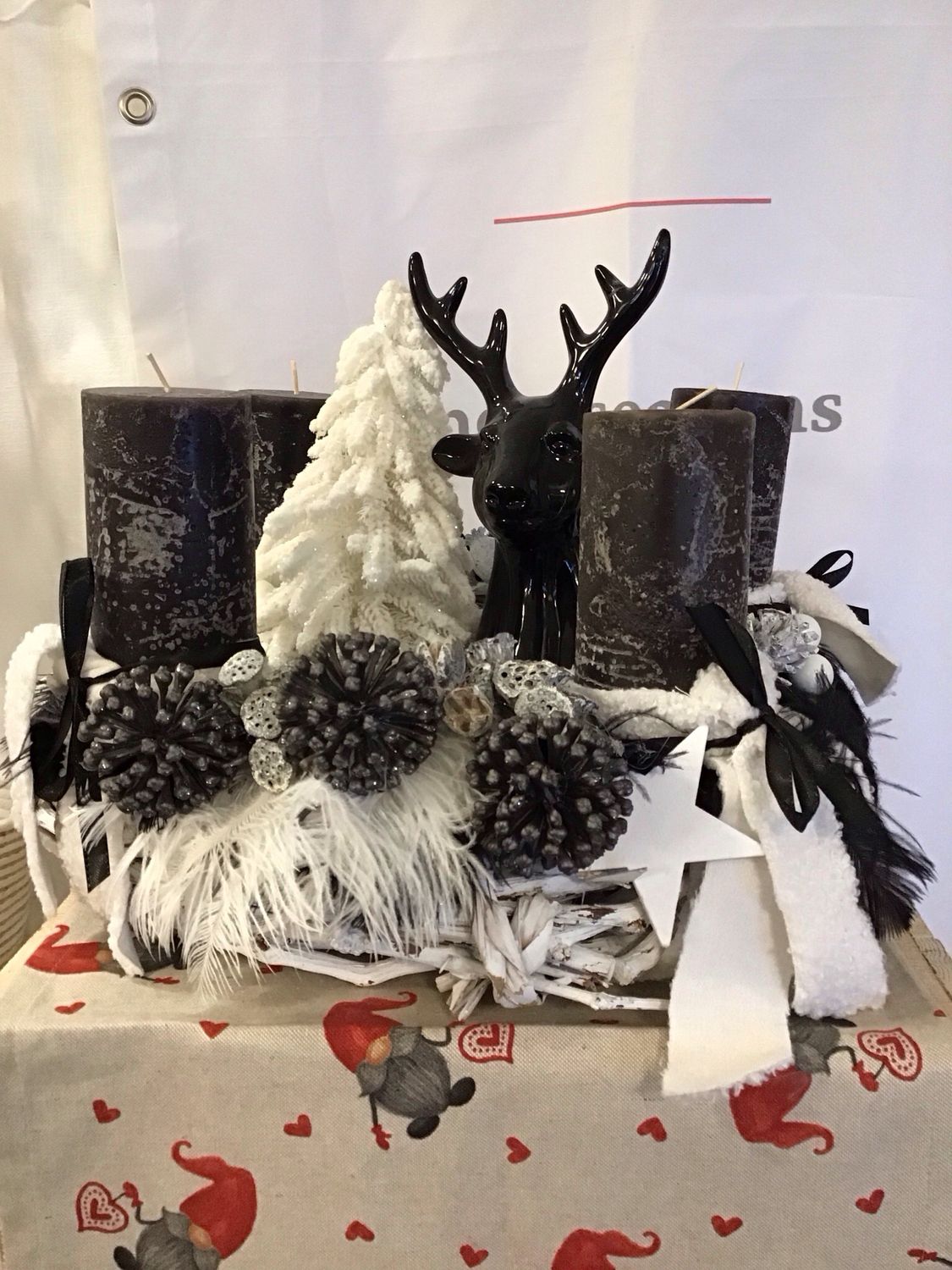 Schöner Adventkranz   in schwarz und weiß , aufwendig gestaltet Durchmesser ca 40 cm