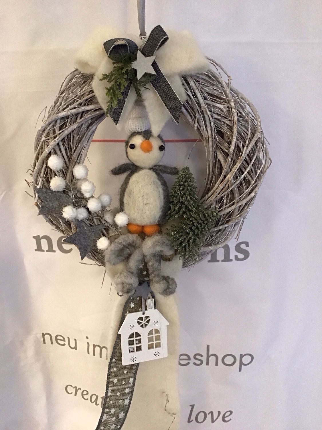Kranz mit Filzpinguin , Durchmesser 25 cm