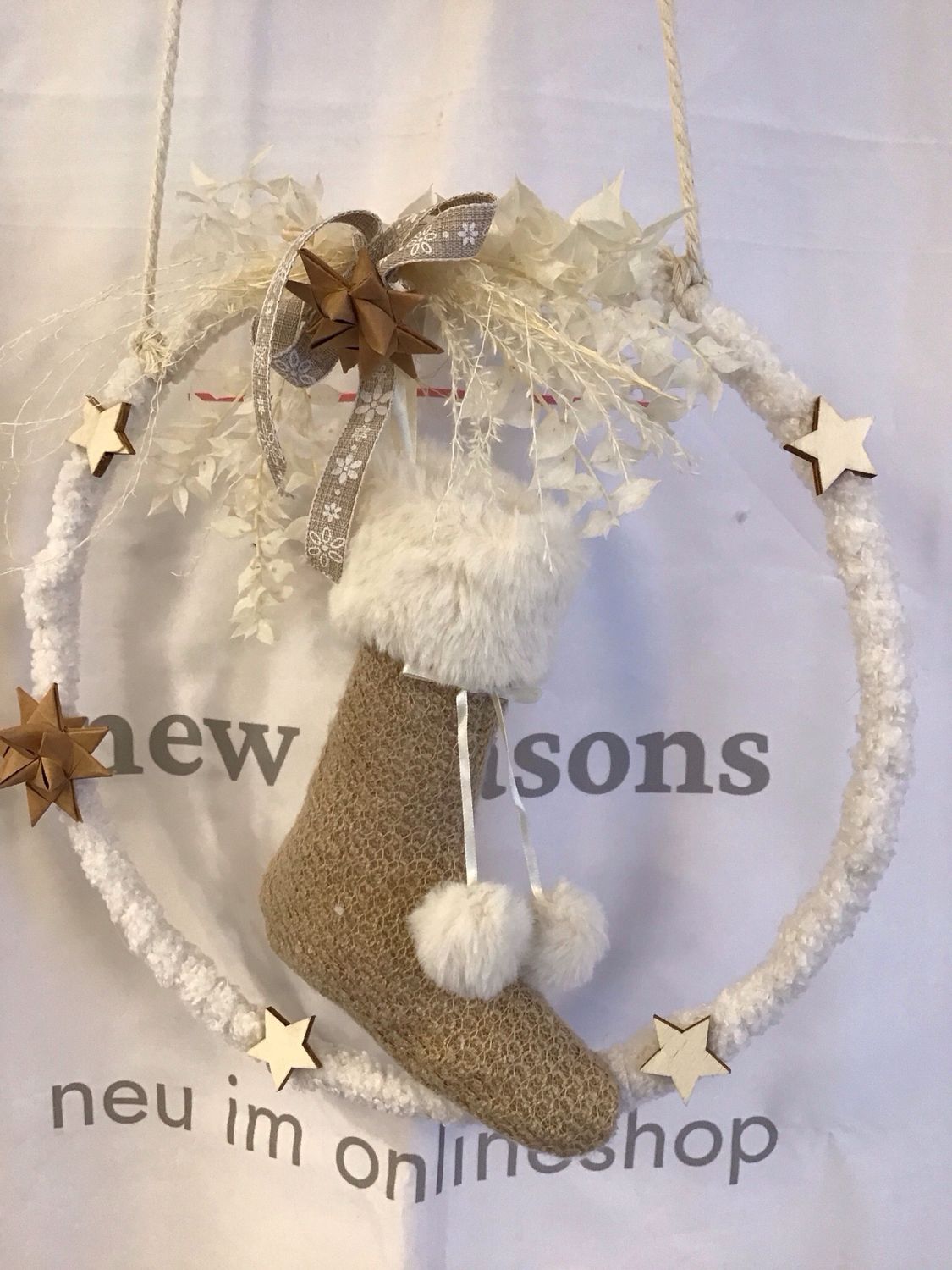 Dekoring mit Strick Stiefelchen , naturfarben , Durchmesser 30 cm