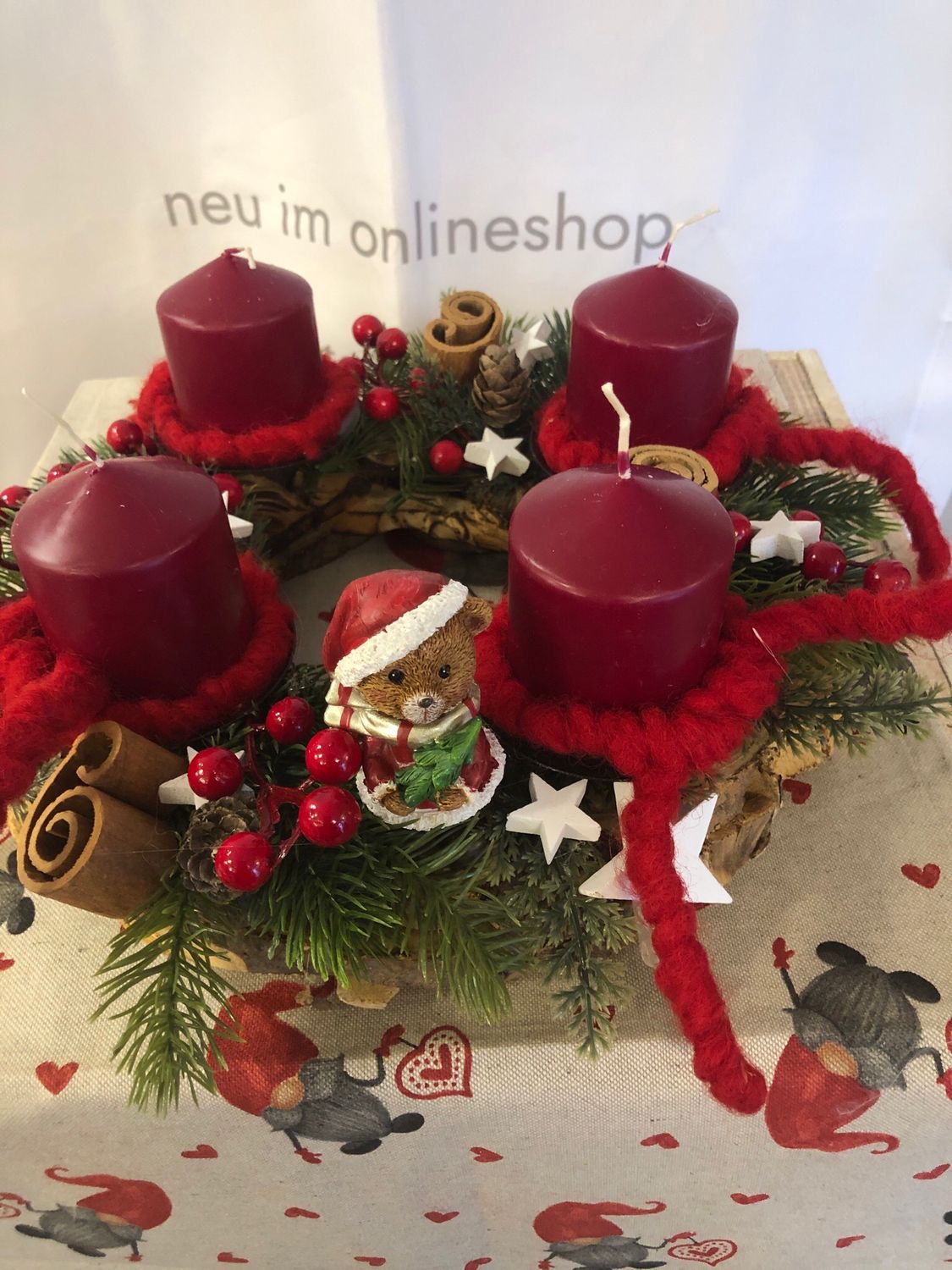 Holz Adventkranz mit Rot / Grüner Deko und Bärchen , Durchmesser 30 cm