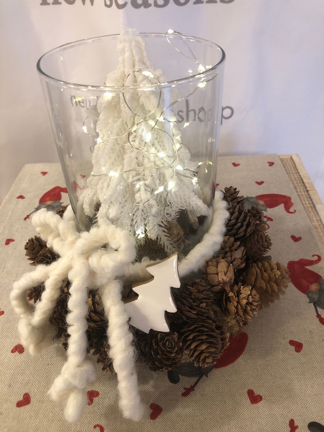 Zapfenkranz mir Zylinderglas und LED , Durchmesser 20 cm , Höhe ca 20 cm
