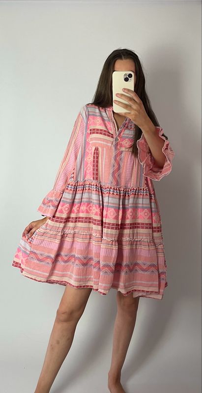 Verspieltes Boho-Kleid in Rosa mit Muster