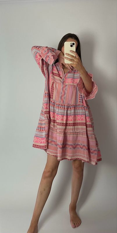 Verspieltes Boho-Kleid in Rosa mit Muster
