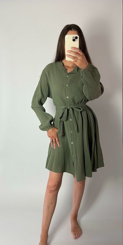 Musselinkleid mit Knopfleiste und Bindegürtel