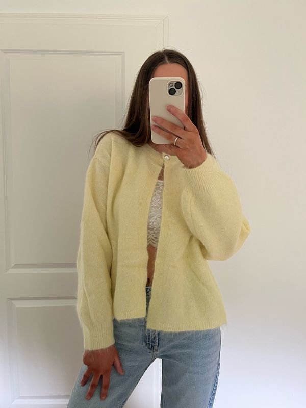 Verspielter Cardigan mit Perlenknopf butter yellow