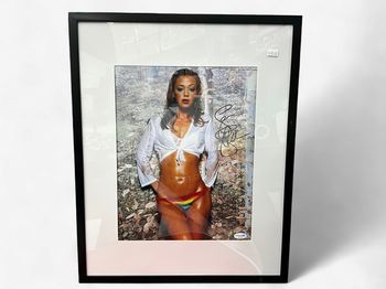Leah Remini Autographed 11 x 14 print